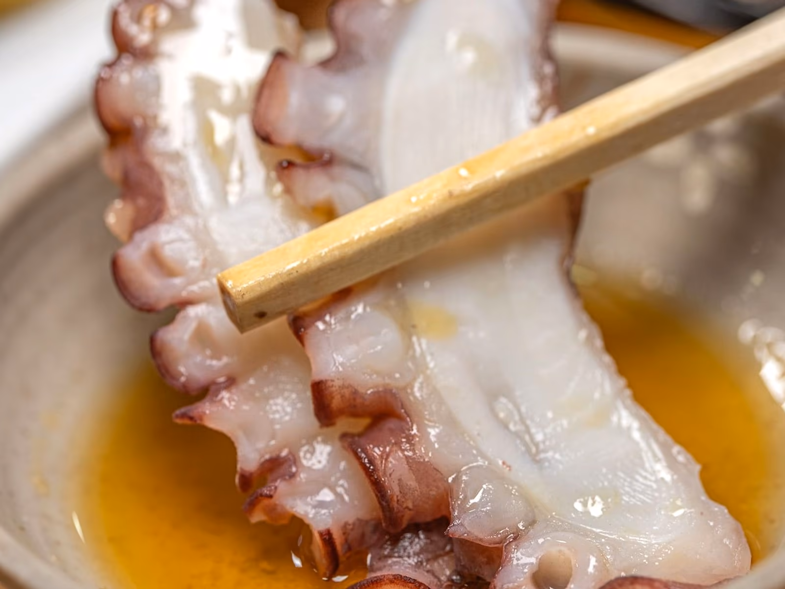 장씨해녀집 바다둘 문어숙회, 자줏빛 외피와 흰 속살의 부드러운 한 점