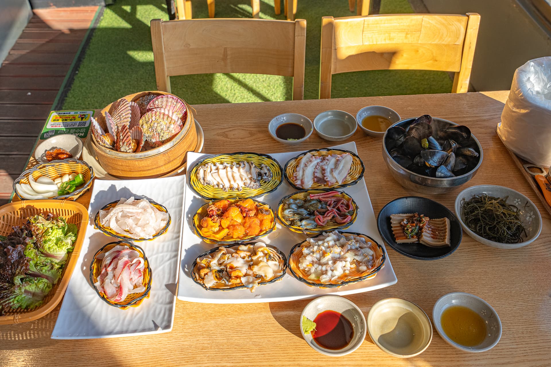 Jangssi Haenyeo-jip Bada Dul: the generous signature table laid out with nine kinds of sashimi