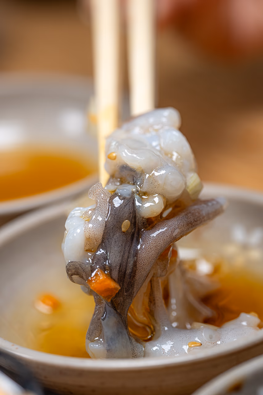 장씨해녀집 바다둘 개불회 — 깔끔히 손질된 한 접시(AI 생성 일러스트)