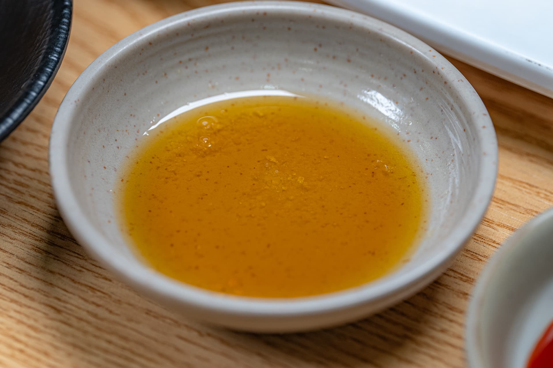 개불회를 참기름과 소금에 찍어 먹는 장면 미네랄 단맛을 살리는 정석 조합