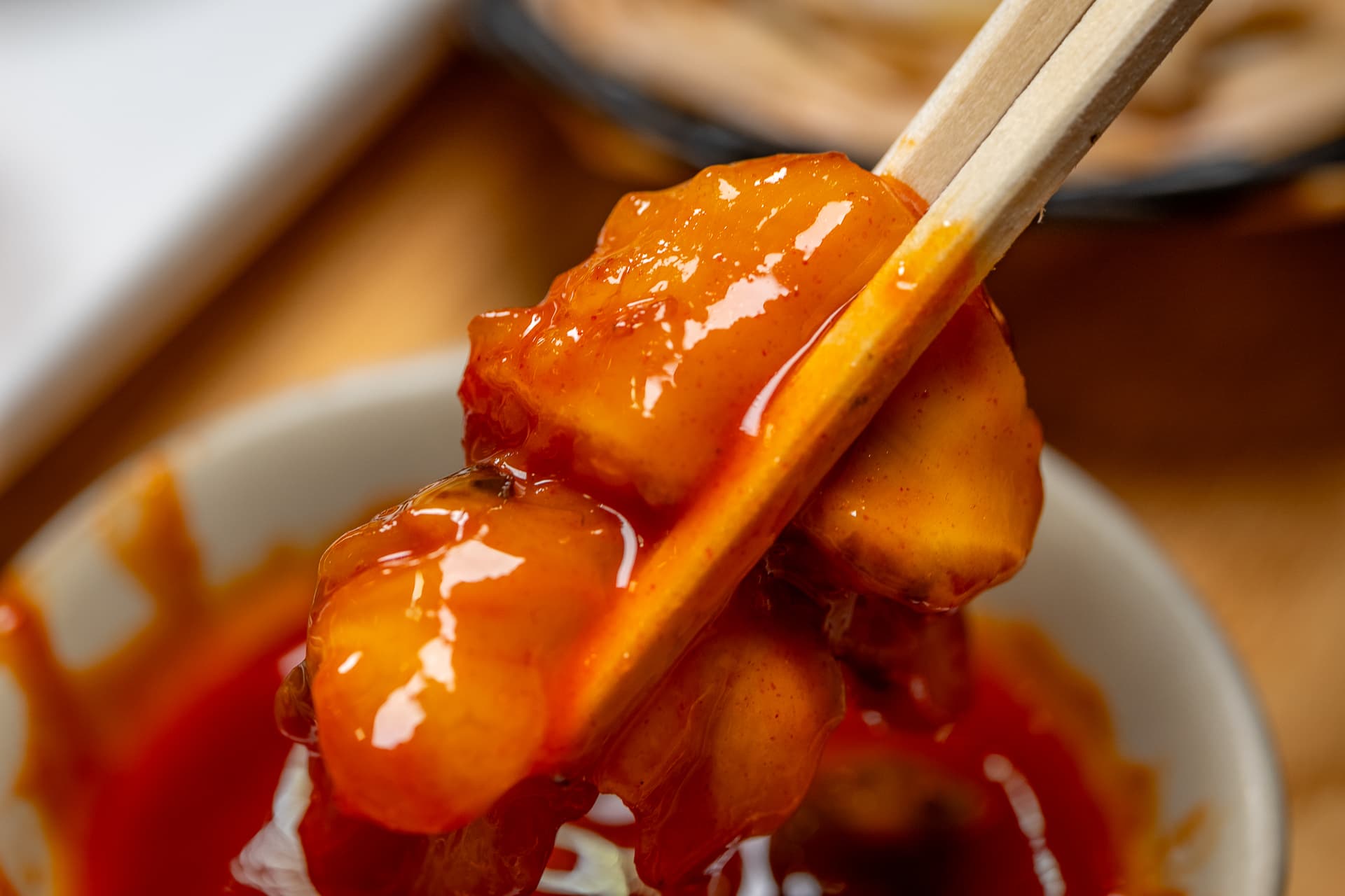 장씨해녀집 멍게회 초고추장에 찍어 올린 한 점, 묵직한 바다 향이 올라온다
