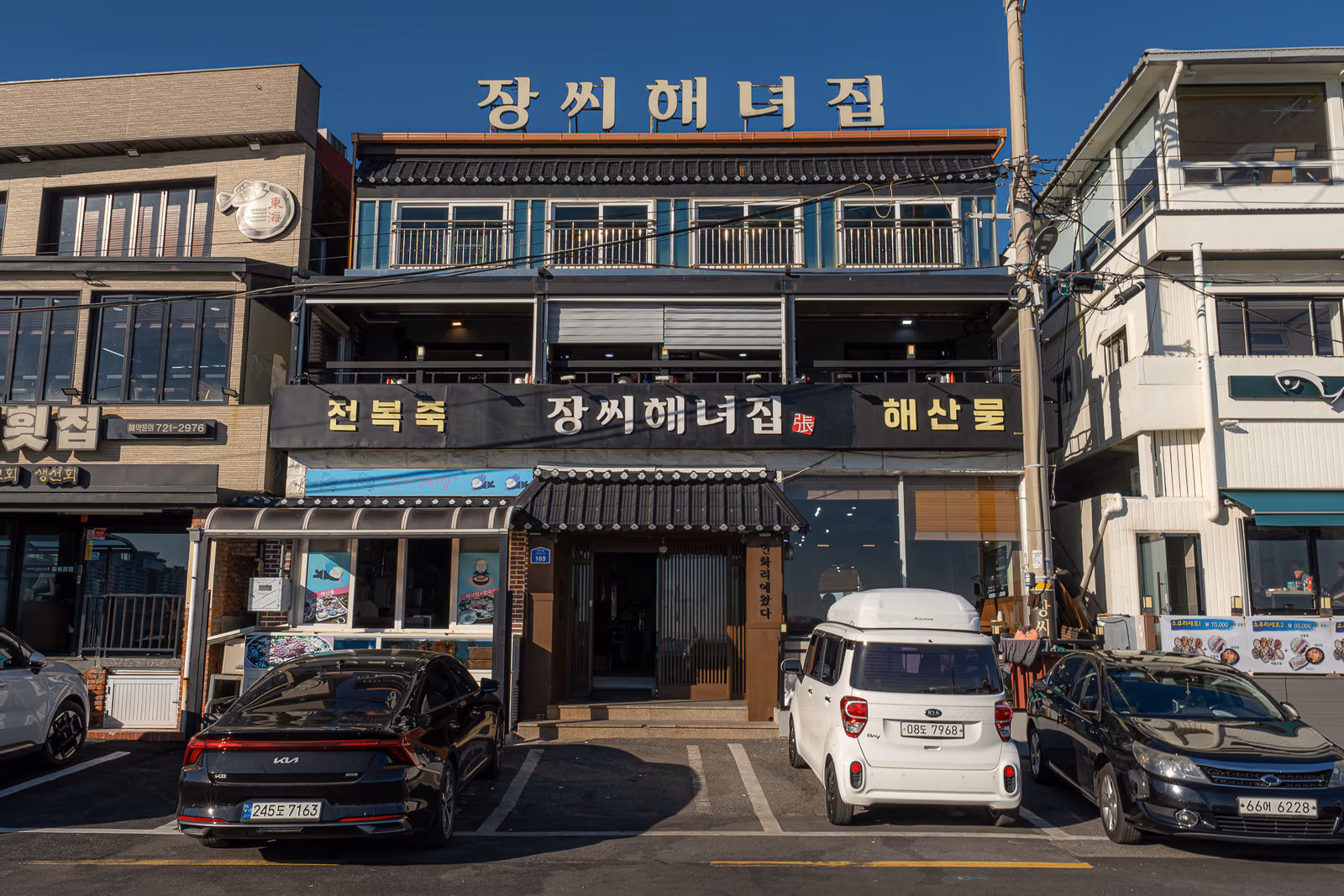 장씨해녀집 51년 모자 매장 단골이 두 막회를 모두 시키는 자리
