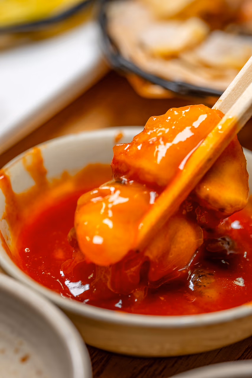 주황빛이 도는 신선한 멍게 한 접시. 바다 향이 강한 부산 별미