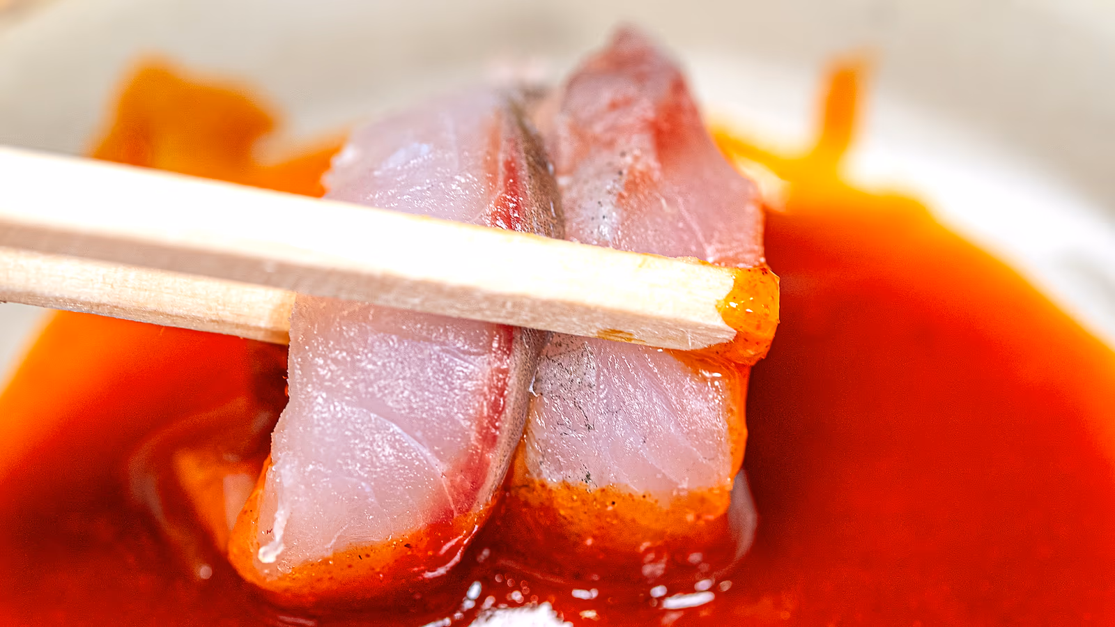 旬の海の幸が並んだテーブル。港めぐりのあとに向かい合って座りたくなる一膳