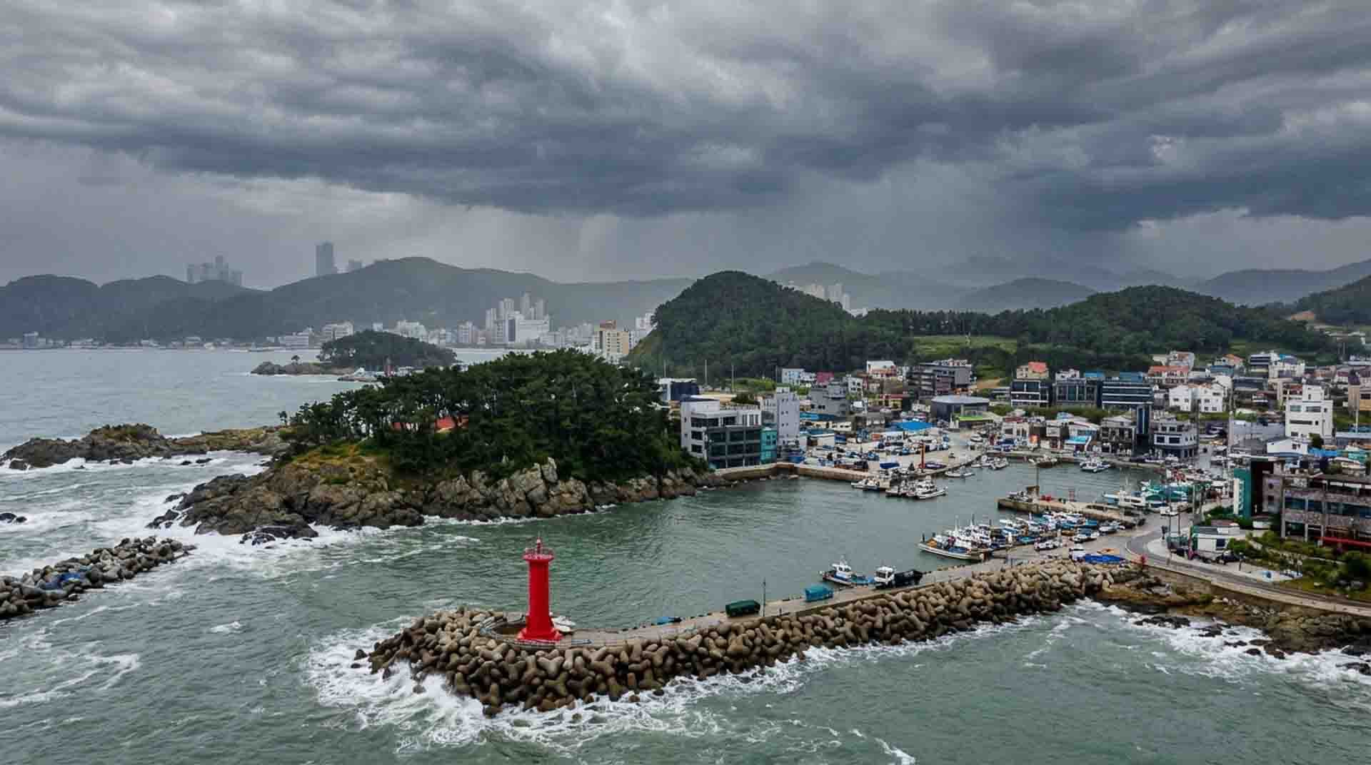 蓮花里海岸の展望と海女村の風景 (This image was partially enhanced/generated with AI for visual clarity)
