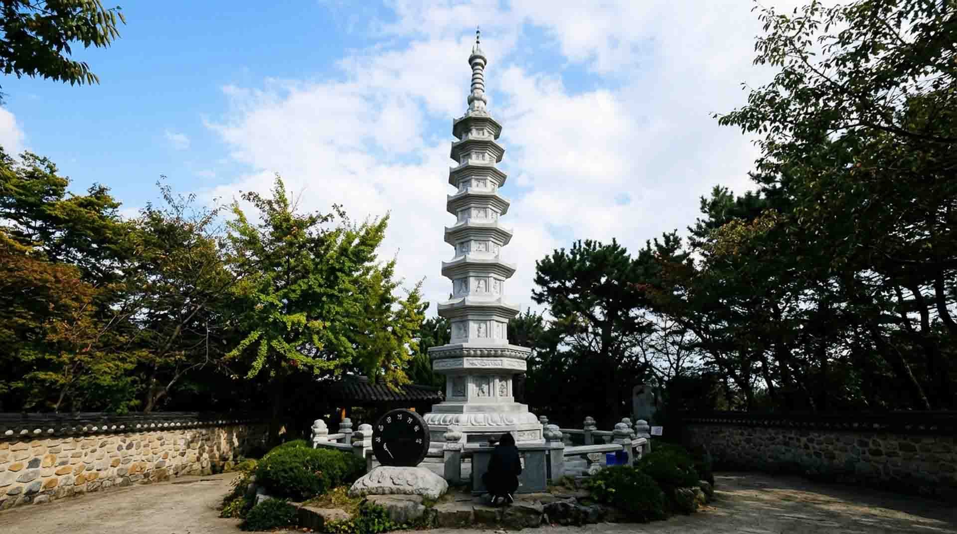 海東龍宮寺入口の石塔と案内表示 (This image was partially enhanced/generated with AI for visual clarity)