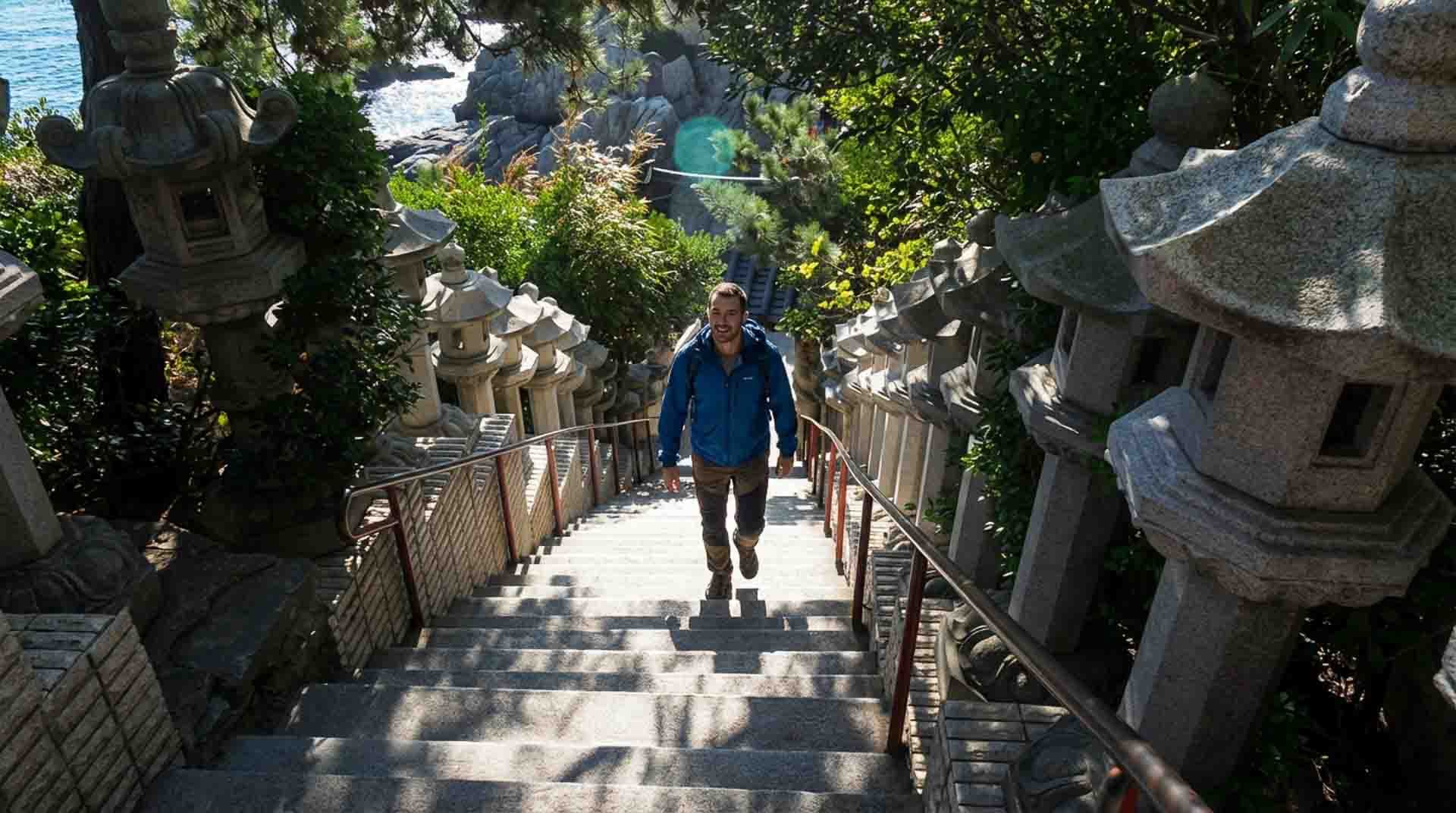 海東龍宮寺の108段階段を下りる風景 (This image was partially enhanced/generated with AI for visual clarity)