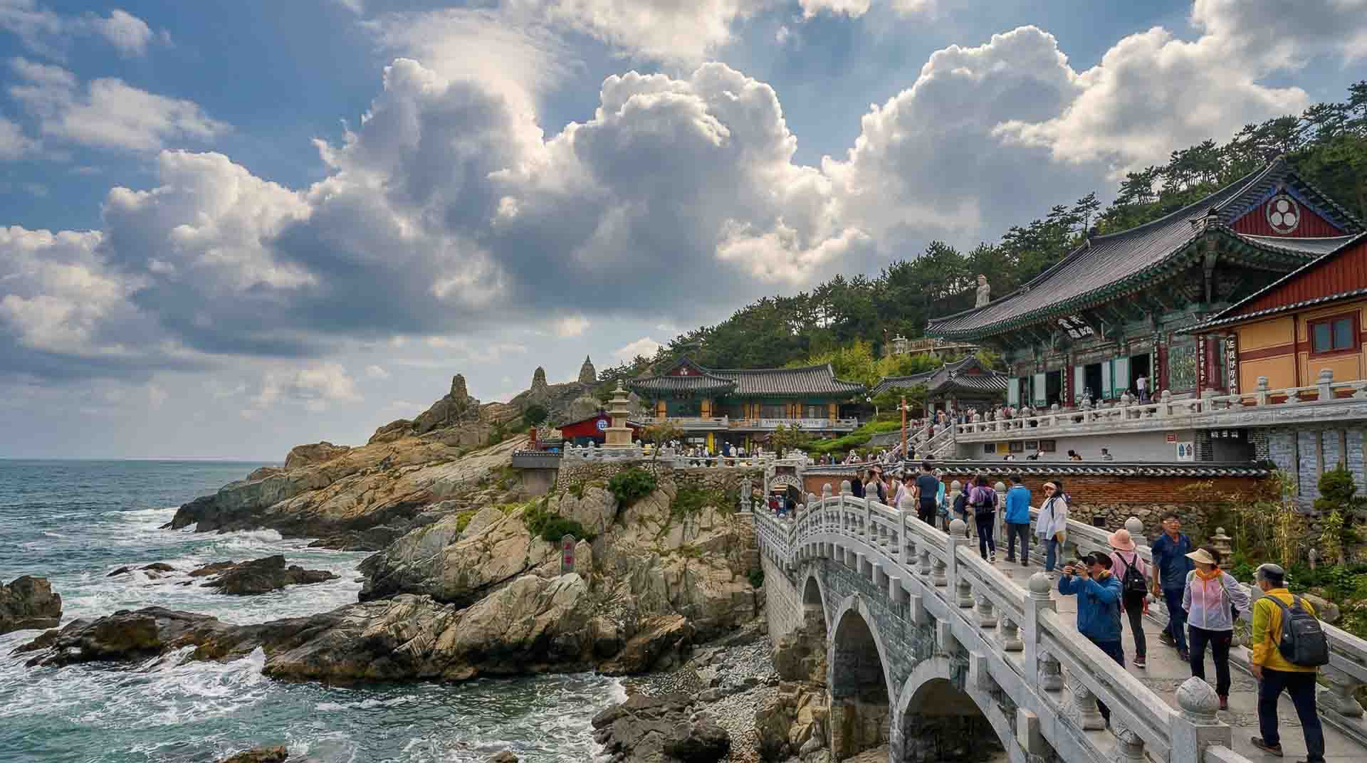 海東龍宮寺のパノラマと広大な海の波しぶき景観 (This image was partially enhanced/generated with AI for visual clarity)