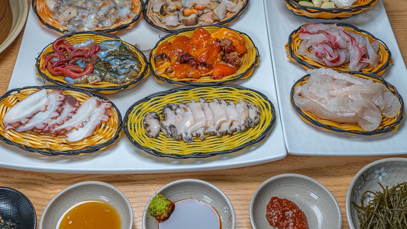 여러 종류의 회가 접시별로 나란히 놓인 한 상 차림