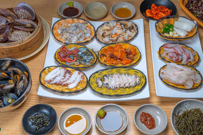 장씨해녀집 바다 둘 해산물 풀코스 66,000원, 광어회·밀치회·대전복회·해삼·멍게·소라회·문어숙회·산낙지·홍합탕·가리비찜+양념장 4종+쌈채소
