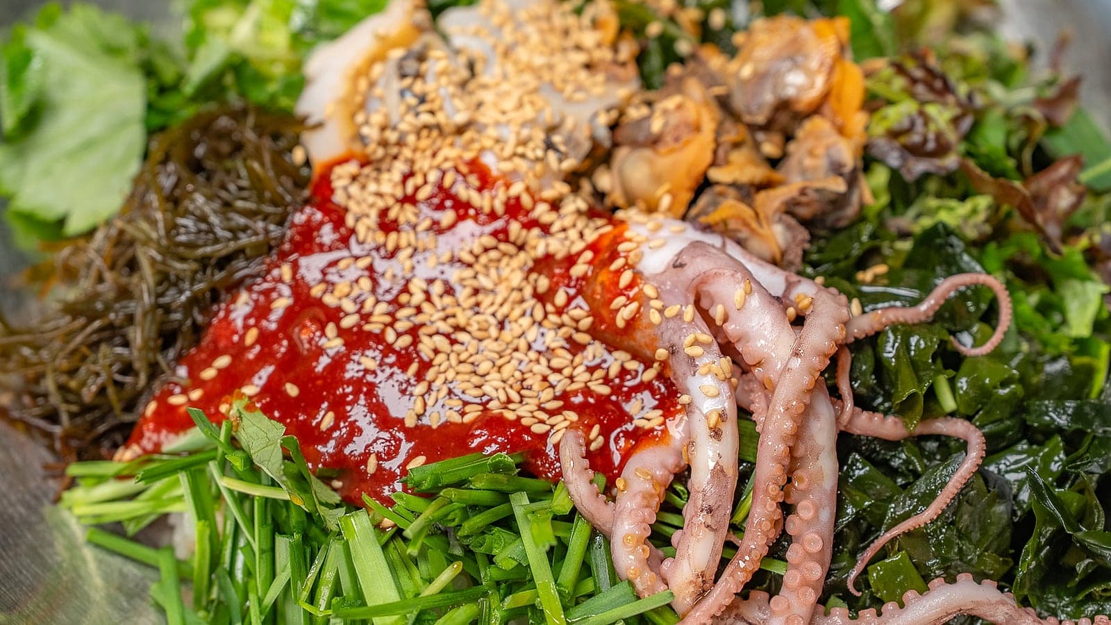 해초와 채소, 양념이 함께 담긴 비빔 재료를 위에서 내려다본 모습