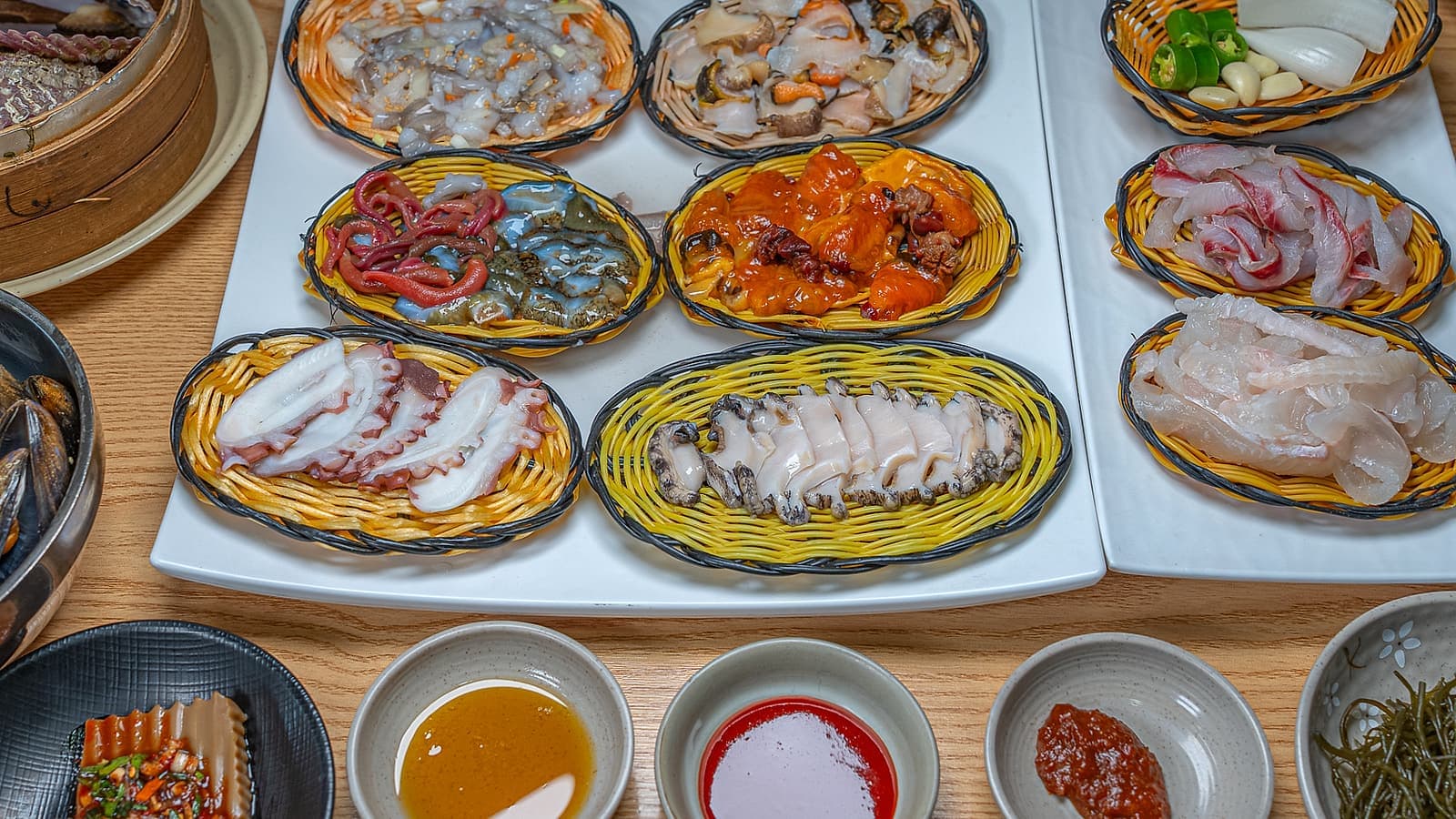 여러 접시로 구성된 한 상 차림을 위에서 내려다본 모습