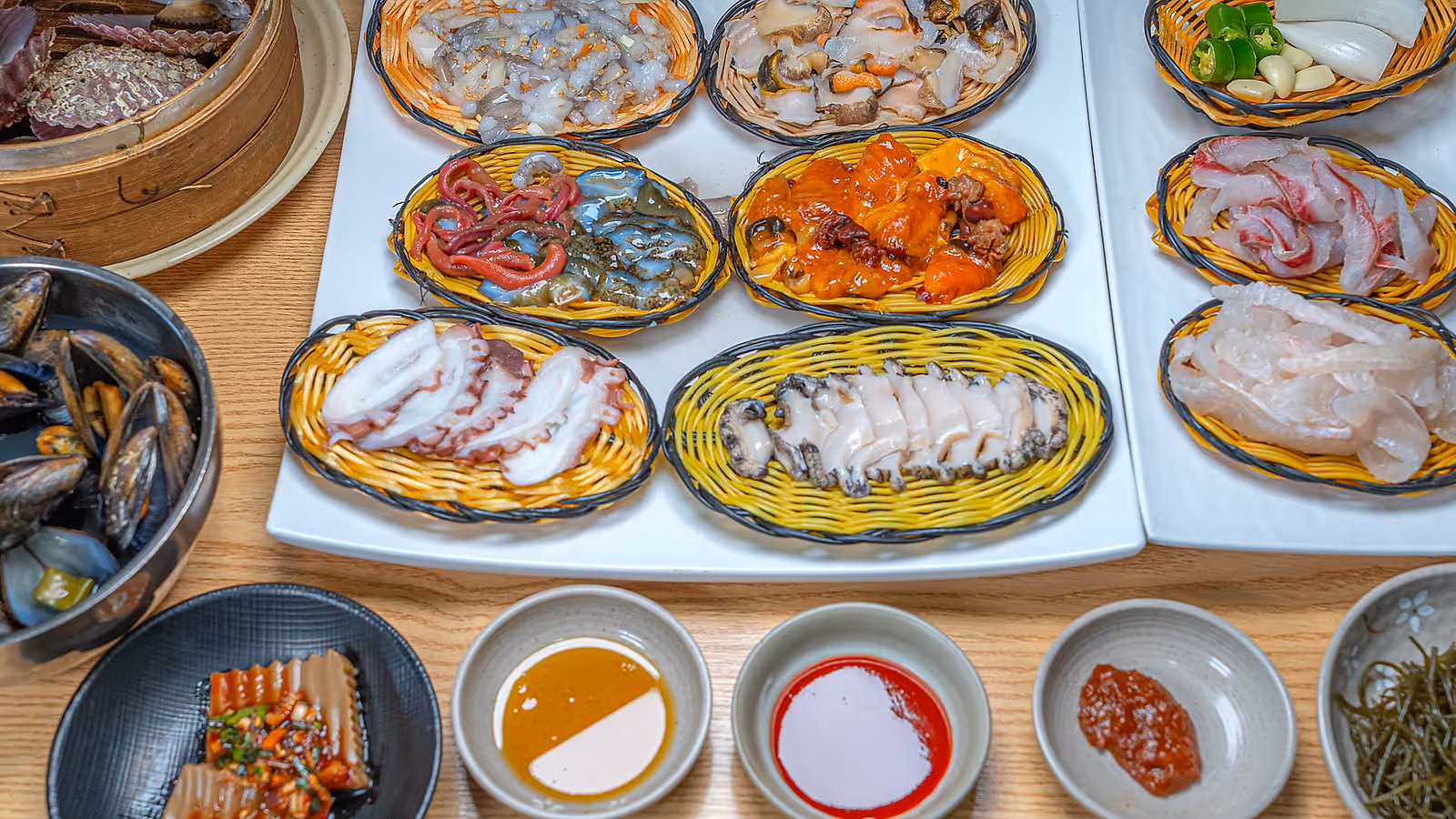 테이블 위에 접시가 가지런히 놓인 상차림 배치