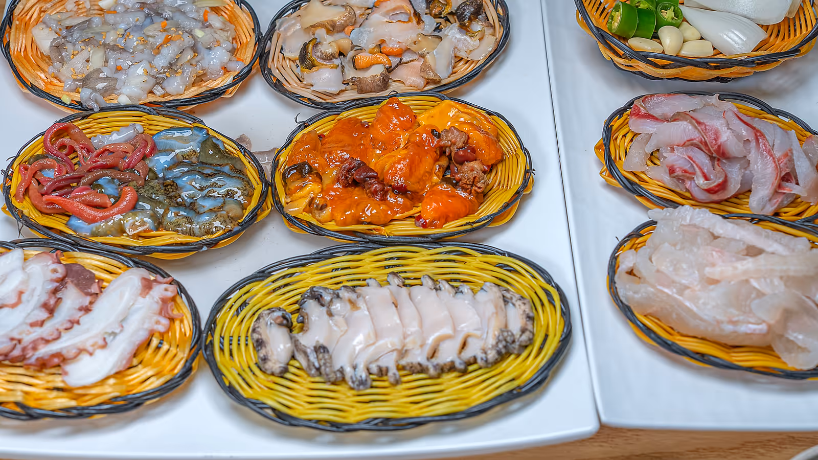 한 상 가득 차려진 회와 해산물 접시를 위에서 담은 사진