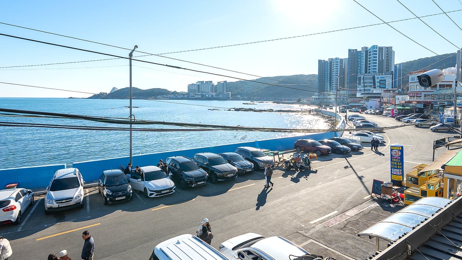 연화리 앞 해안선이 완만하게 휘어 도는 모습과 그 앞으로 이어지는 마을 앞 도로