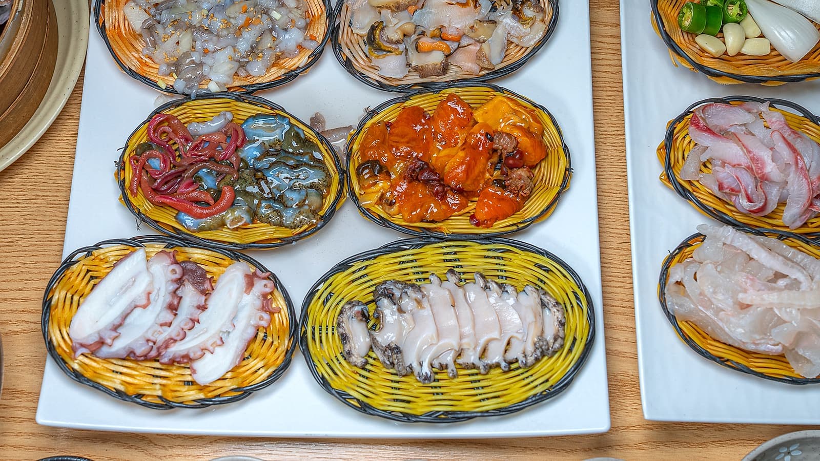 여러 종류의 회와 해산물이 한 상 가득 차려진 장씨해녀집 상차림을 위에서 내려다본 모습
